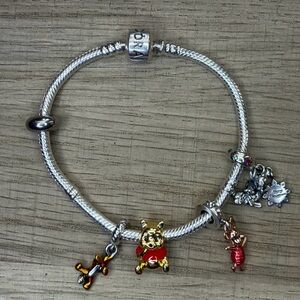 Pandora brazalete con dijes de Winnie the Pooh. Original. Plata 925.